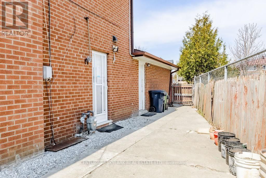 174 SILVERSTONE DRIVE Image 25
