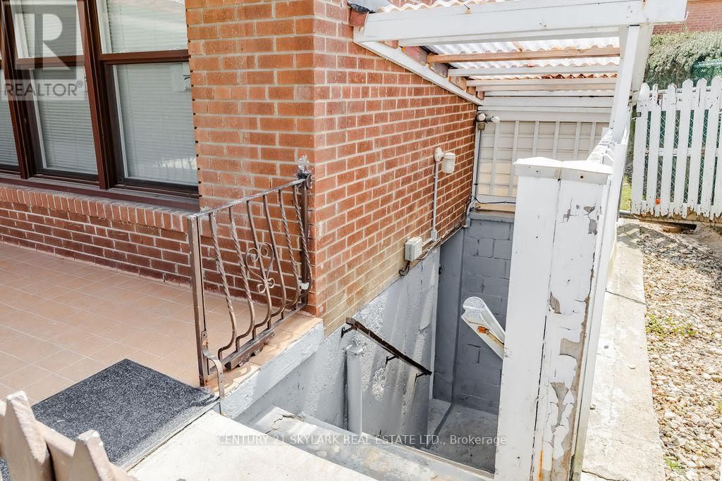 174 SILVERSTONE DRIVE Image 28
