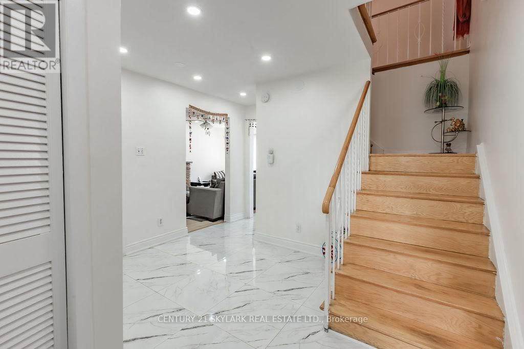 174 SILVERSTONE DRIVE Image 3