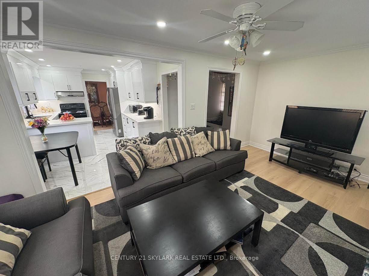 174 SILVERSTONE DRIVE Image 33