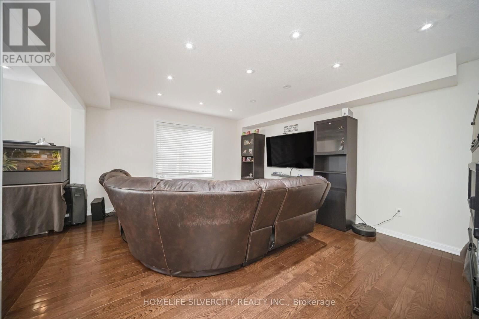 127 BLEASDALE AVENUE Image 6
