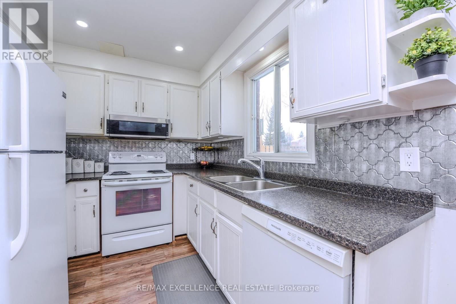 12 FIELDGATE DRIVE Image 16