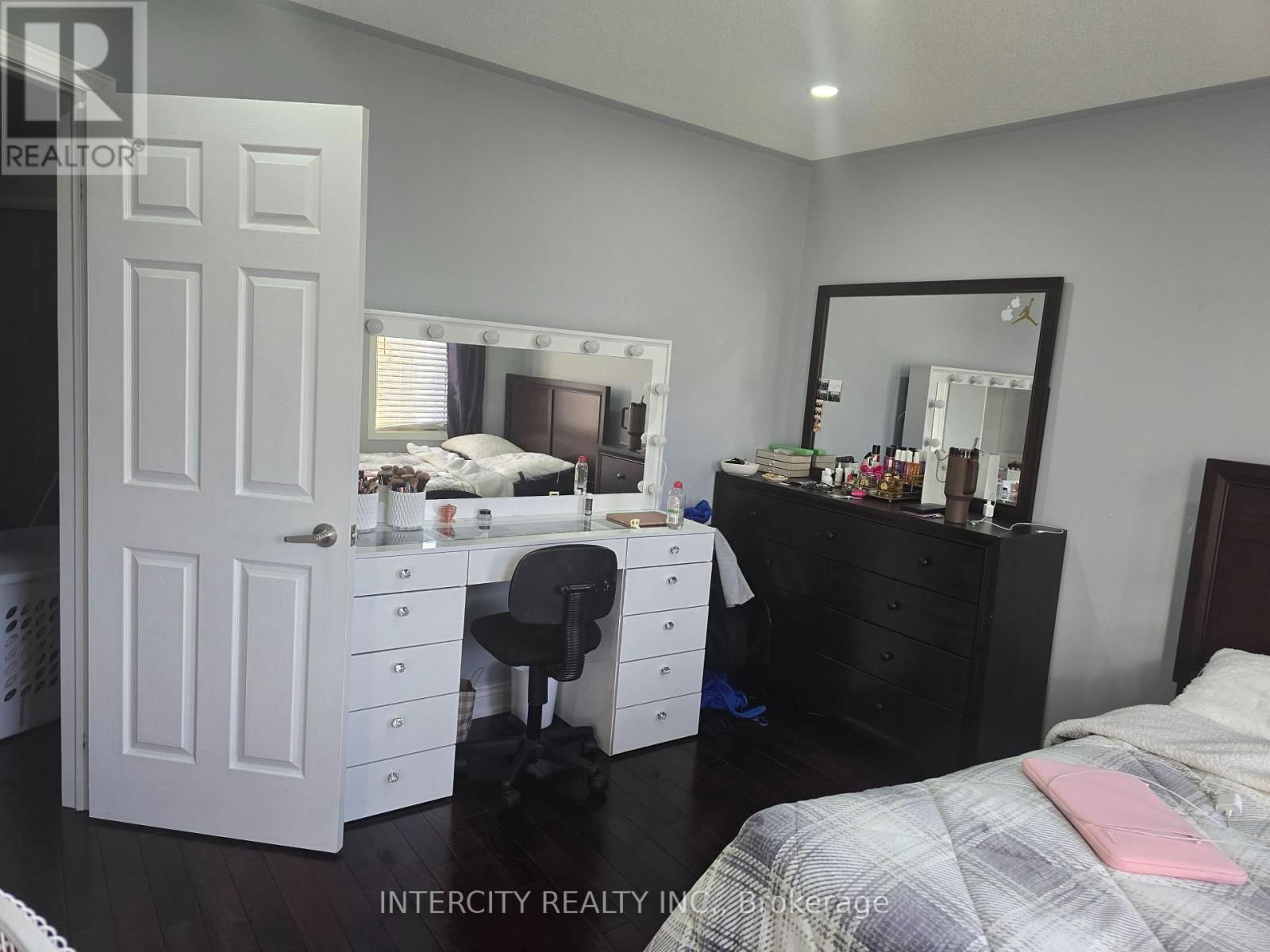 27 ZIA DODDA CRESCENT Image 12