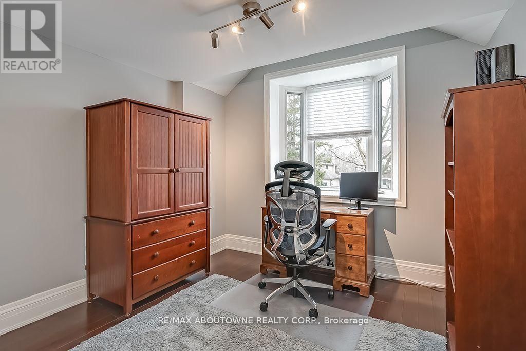 393 CLAREMONT CRESCENT Image 33