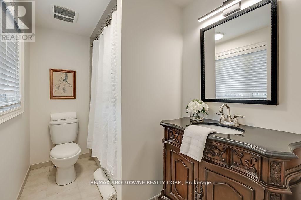 393 CLAREMONT CRESCENT Image 35