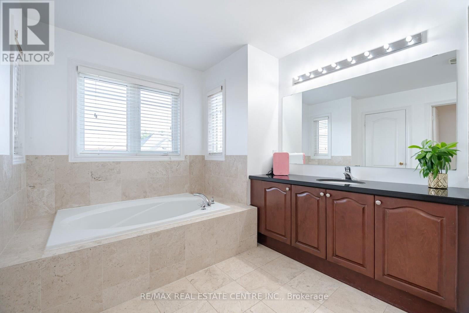 7 PRINCE EDWARD BOULEVARD Image 22