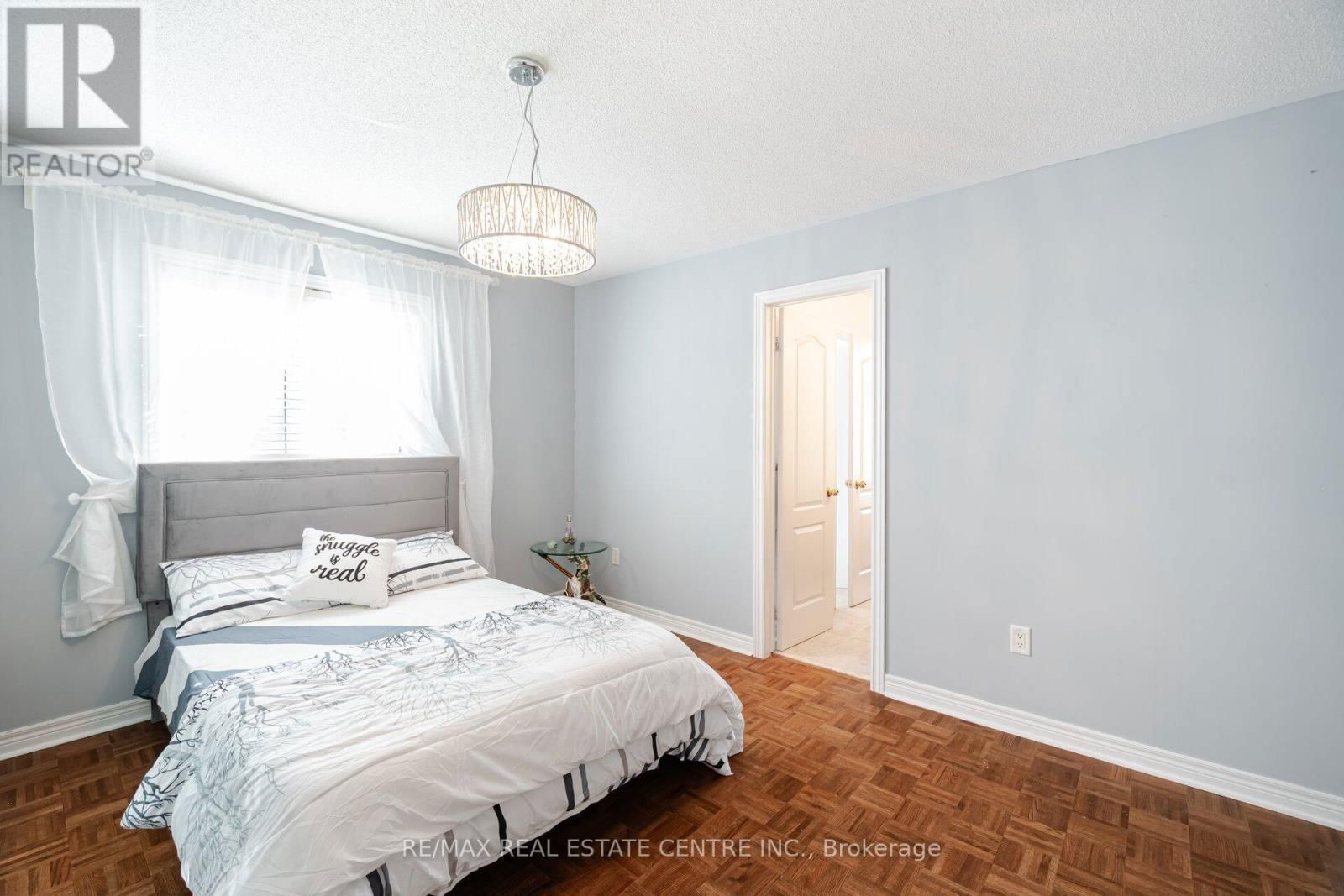 7 PRINCE EDWARD BOULEVARD Image 24