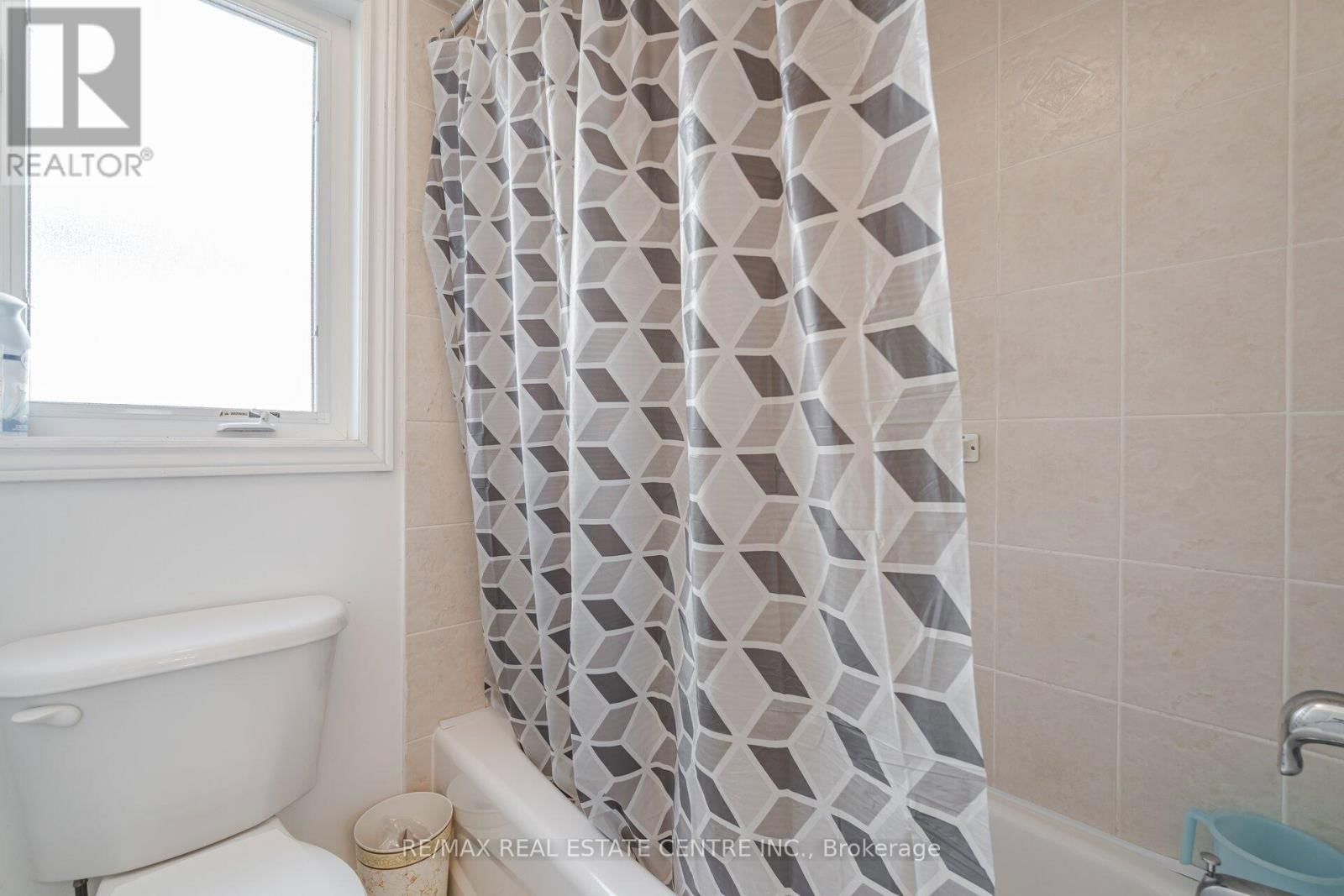 7 PRINCE EDWARD BOULEVARD Image 32