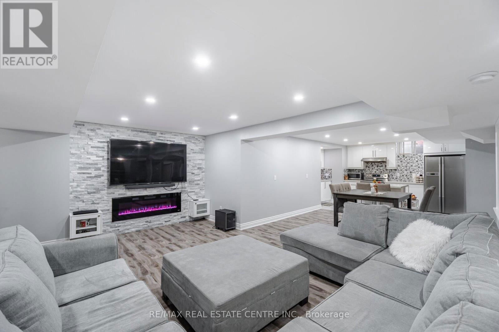 7 PRINCE EDWARD BOULEVARD Image 35