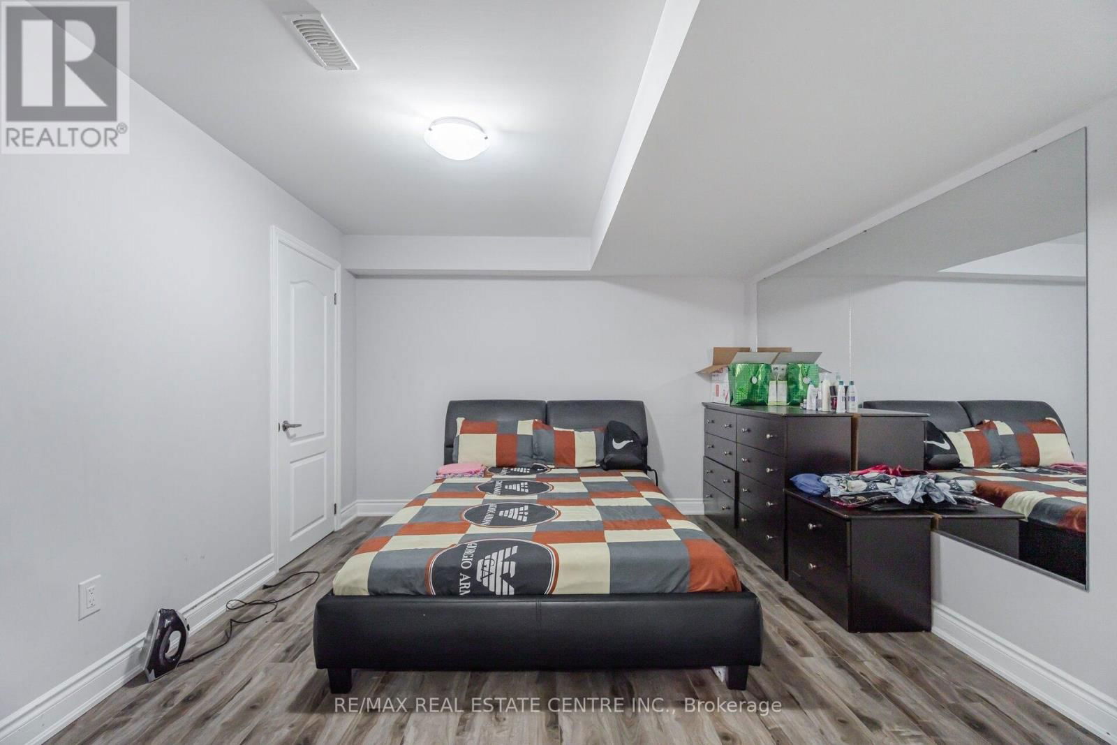 7 PRINCE EDWARD BOULEVARD Image 38