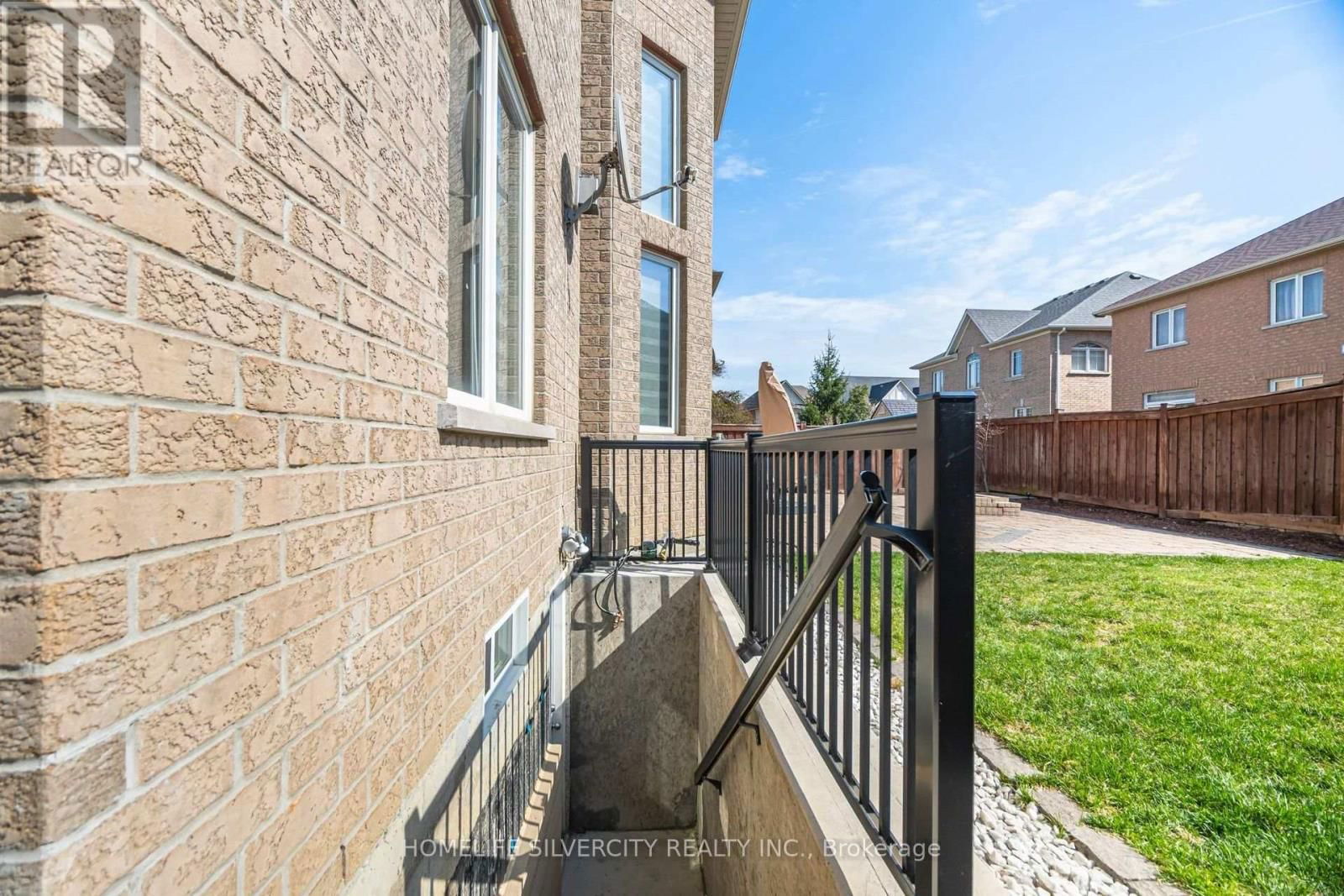 80 SCOTCHMERE CRESCENT Image 38