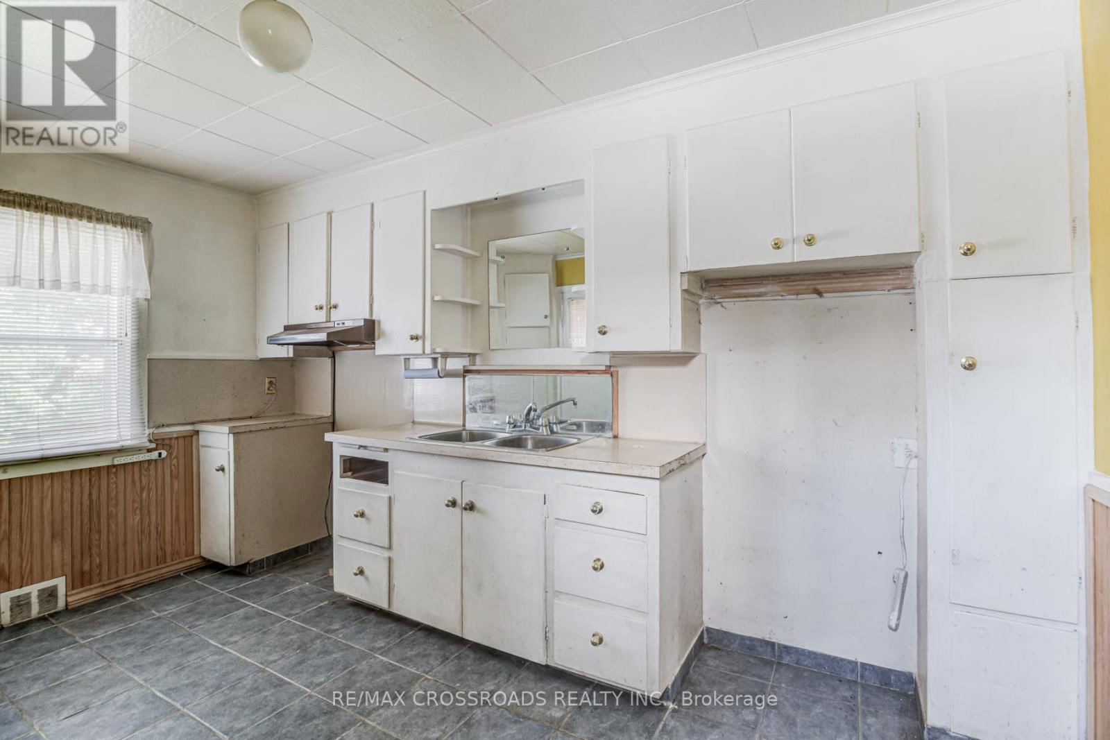 216 LIVINGSTONE AVENUE Image 10
