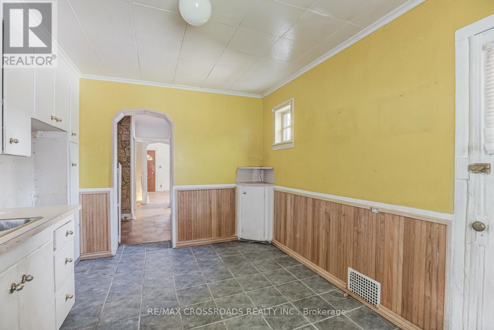 216 LIVINGSTONE AVENUE Image 11