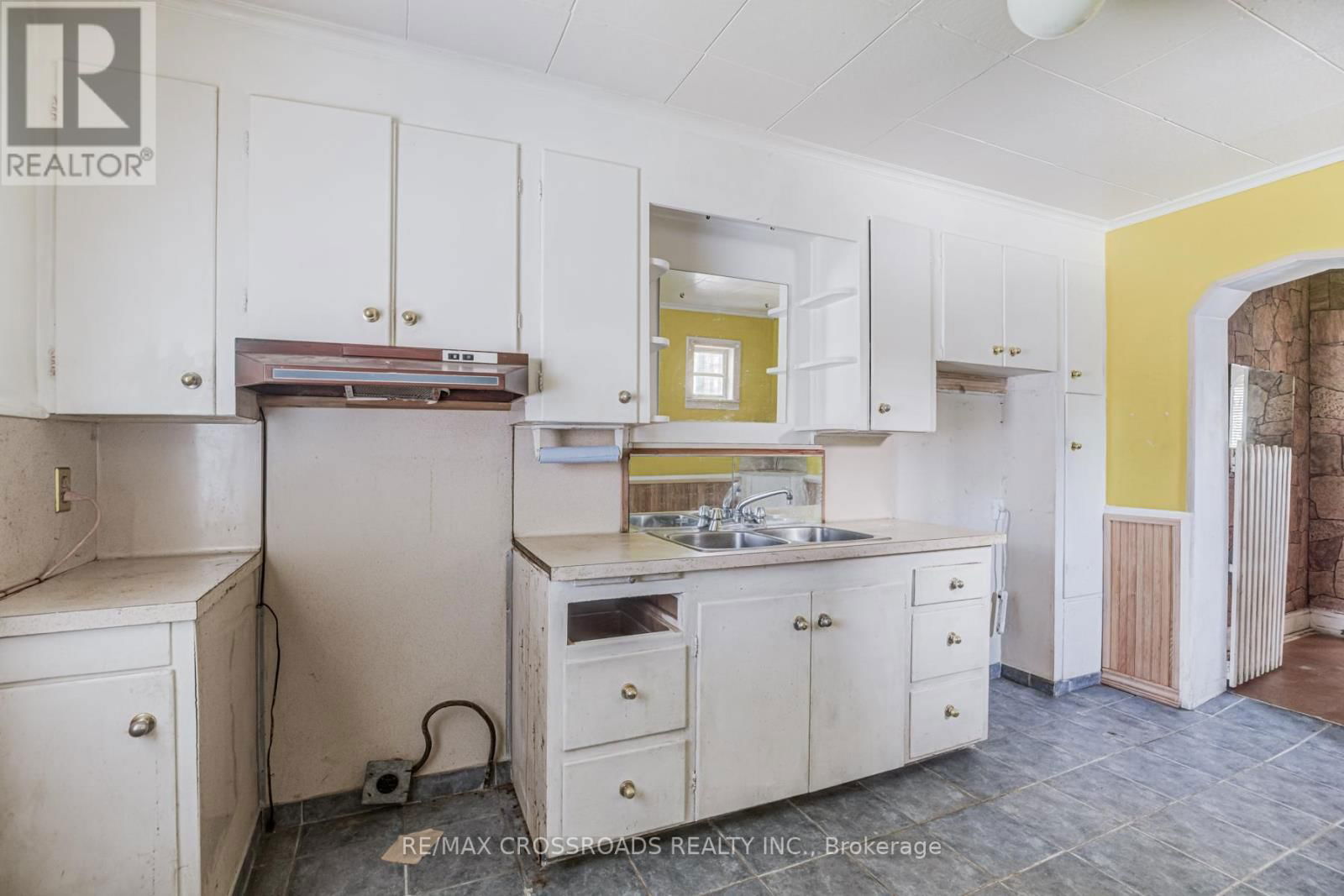 216 LIVINGSTONE AVENUE Image 12