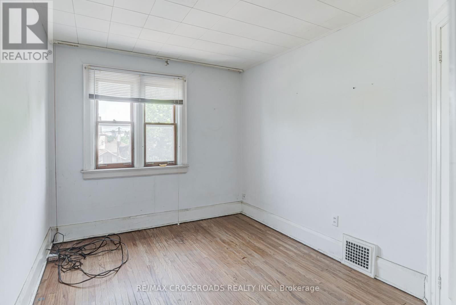216 LIVINGSTONE AVENUE Image 15