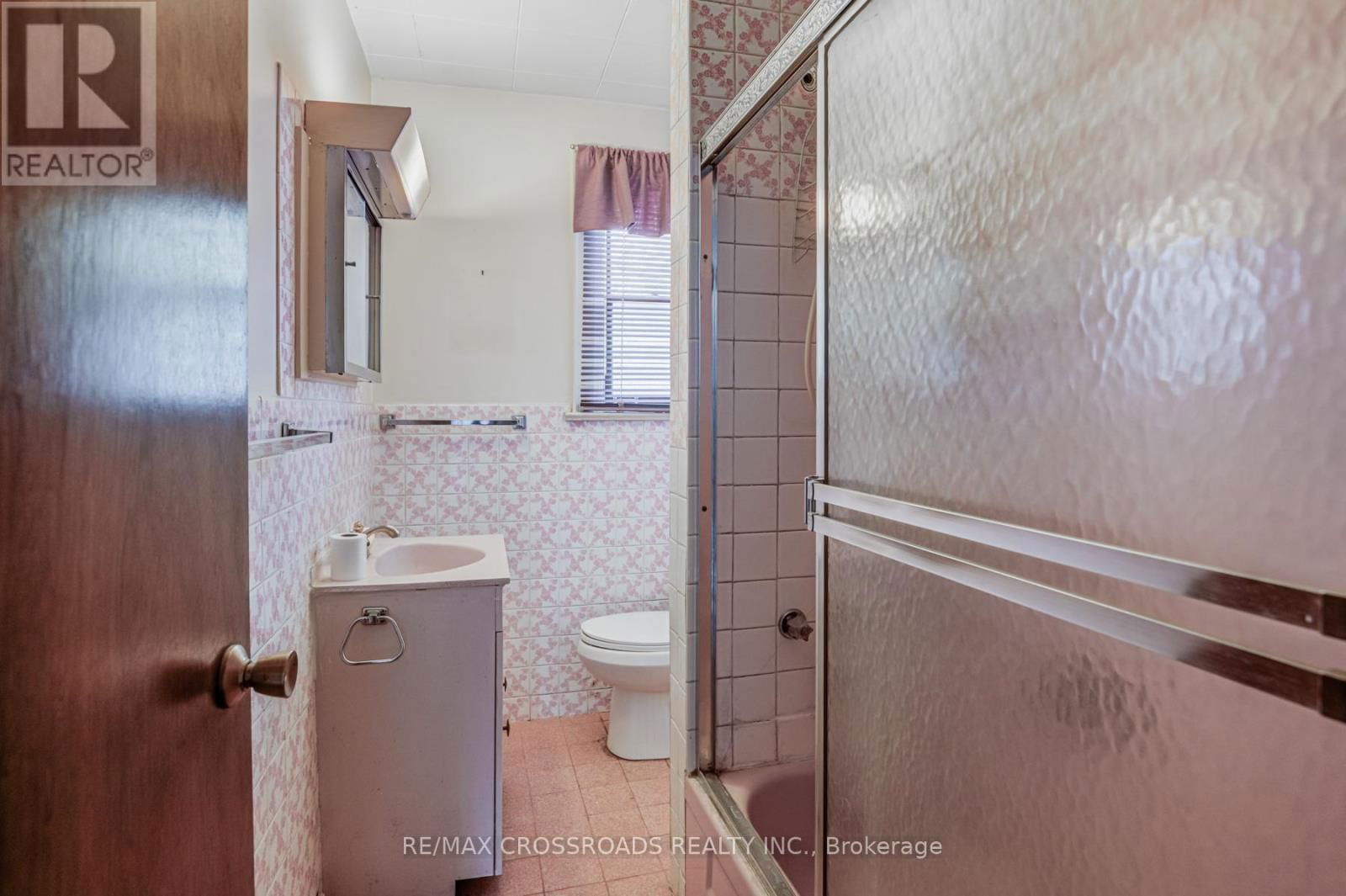 216 LIVINGSTONE AVENUE Image 16