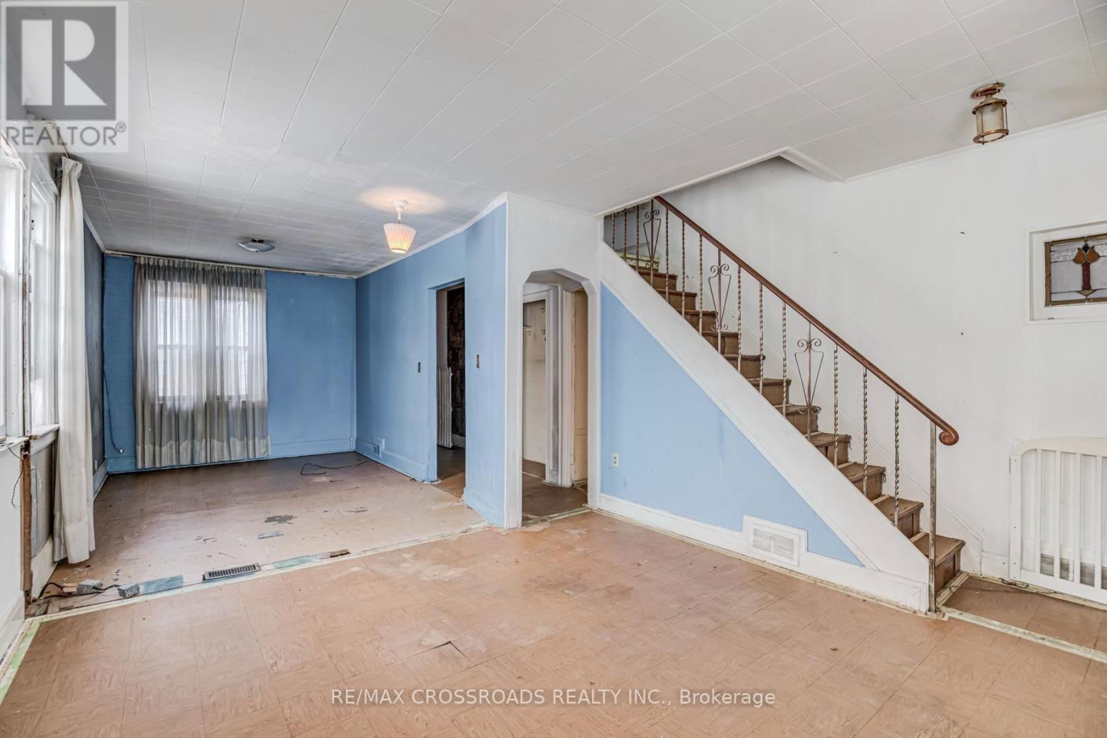 216 LIVINGSTONE AVENUE Image 4