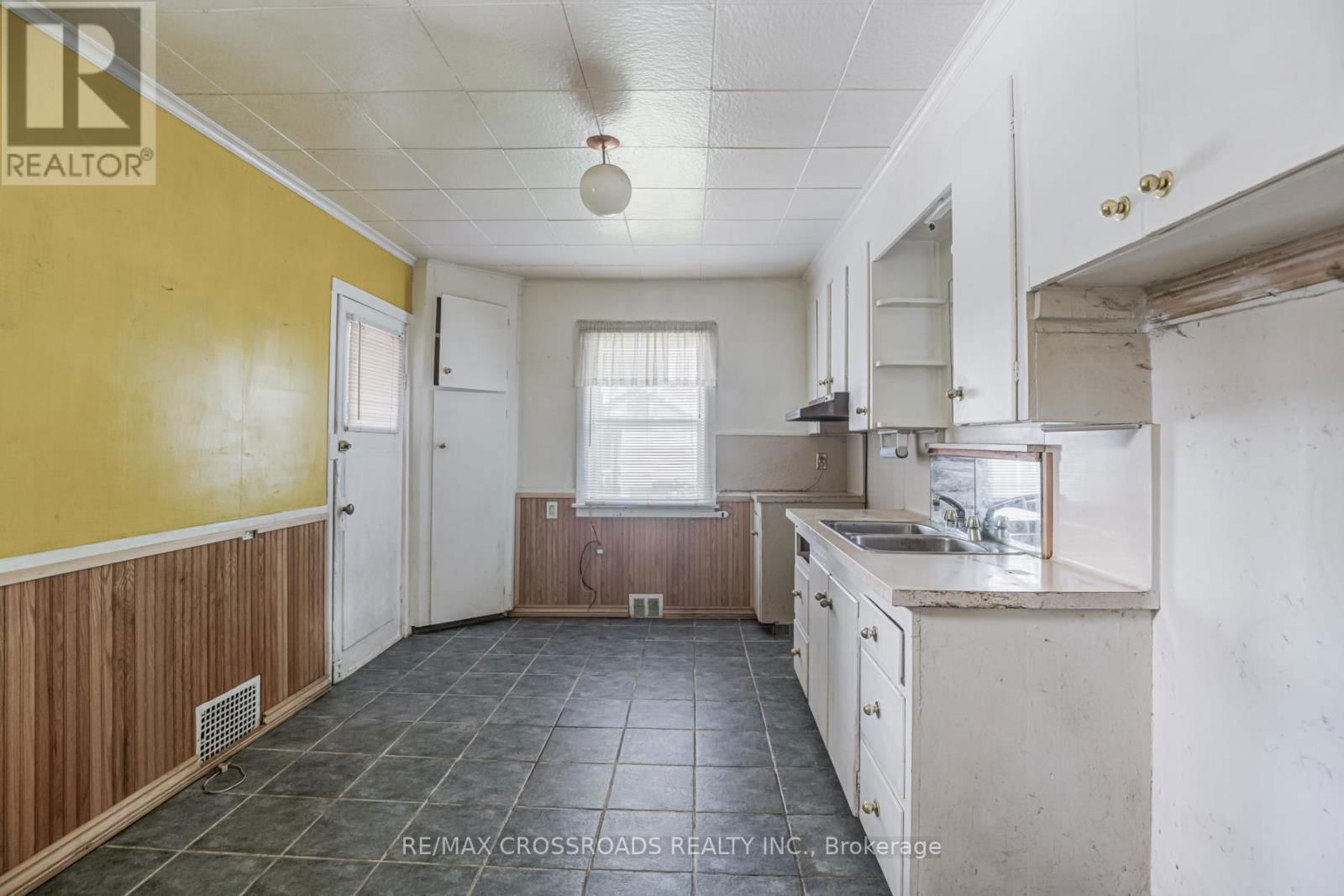 216 LIVINGSTONE AVENUE Image 9