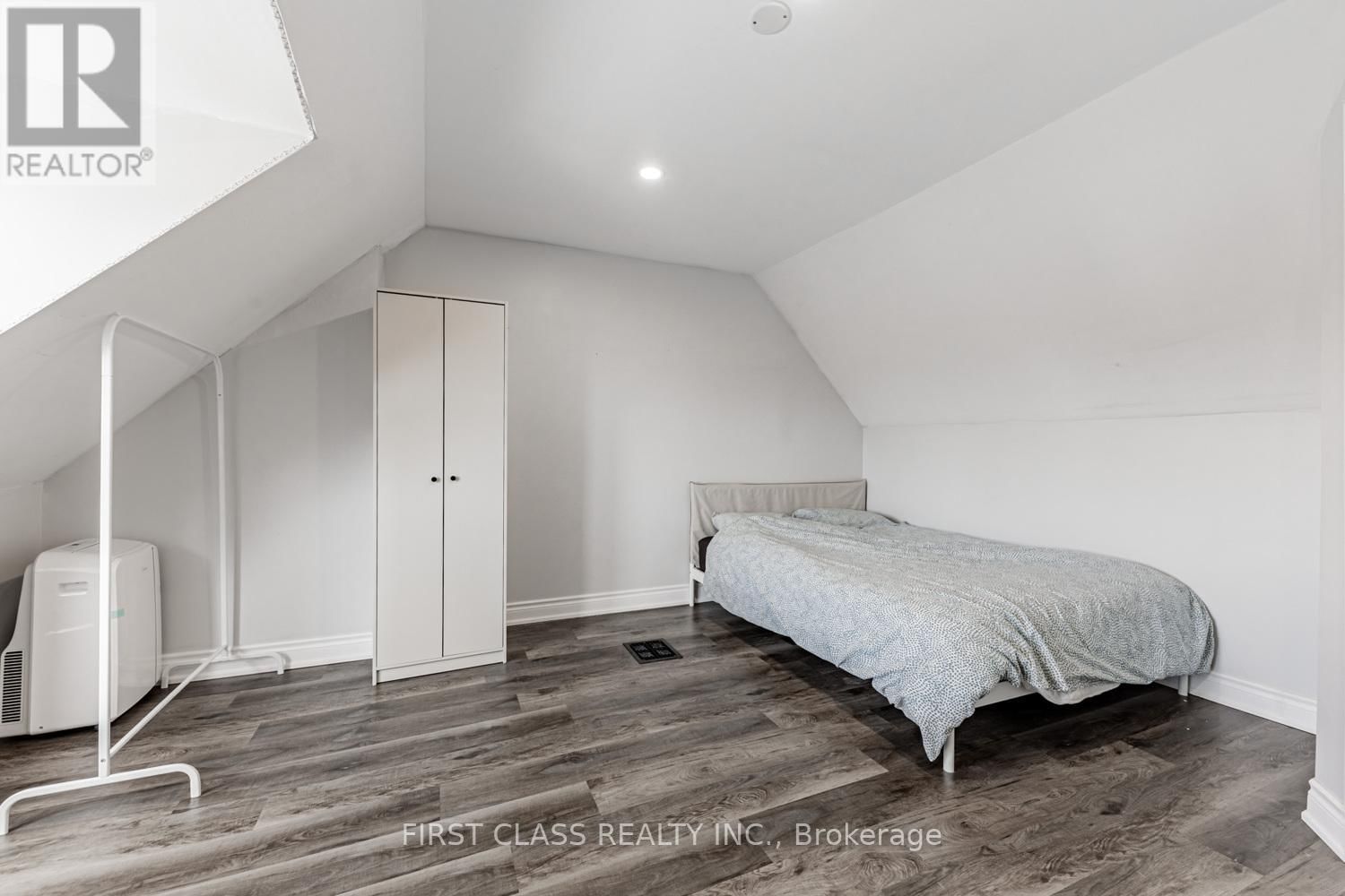1113 DUFFERIN STREET Image 21