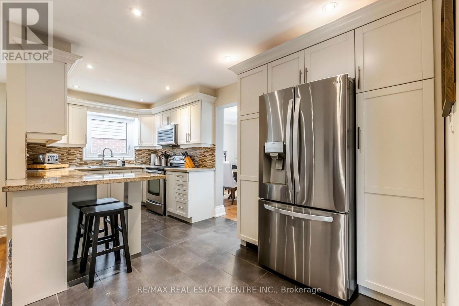 481 BELL STREET Image 5