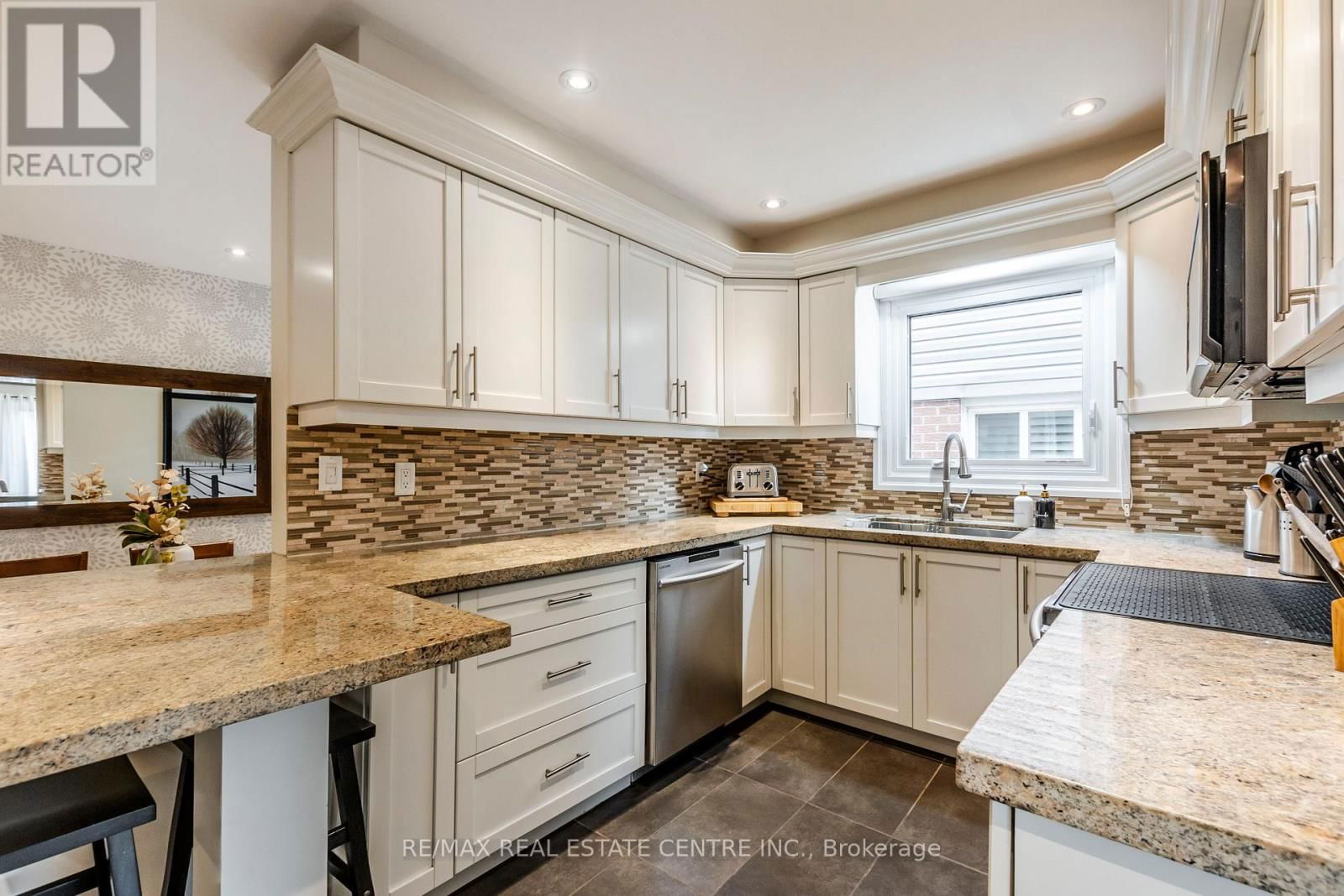 481 BELL STREET Image 7
