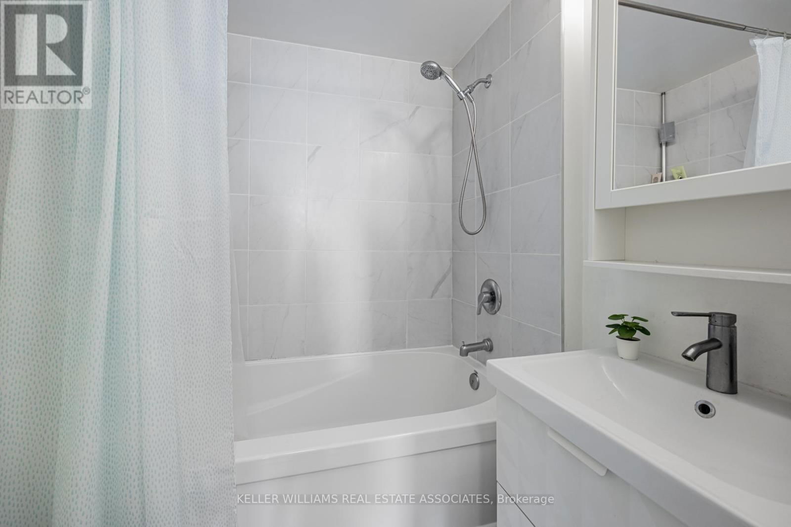 15 - 760 LAWRENCE AVENUE WEST Image 18