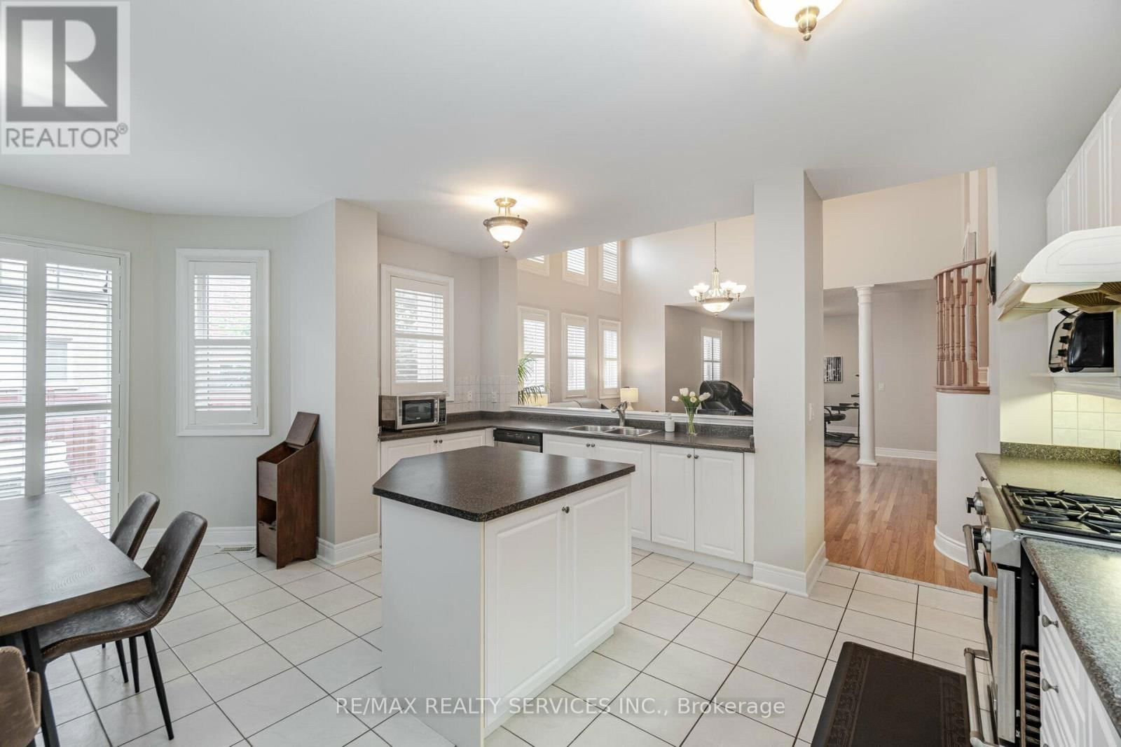 32 RADIAL STREET Image 11
