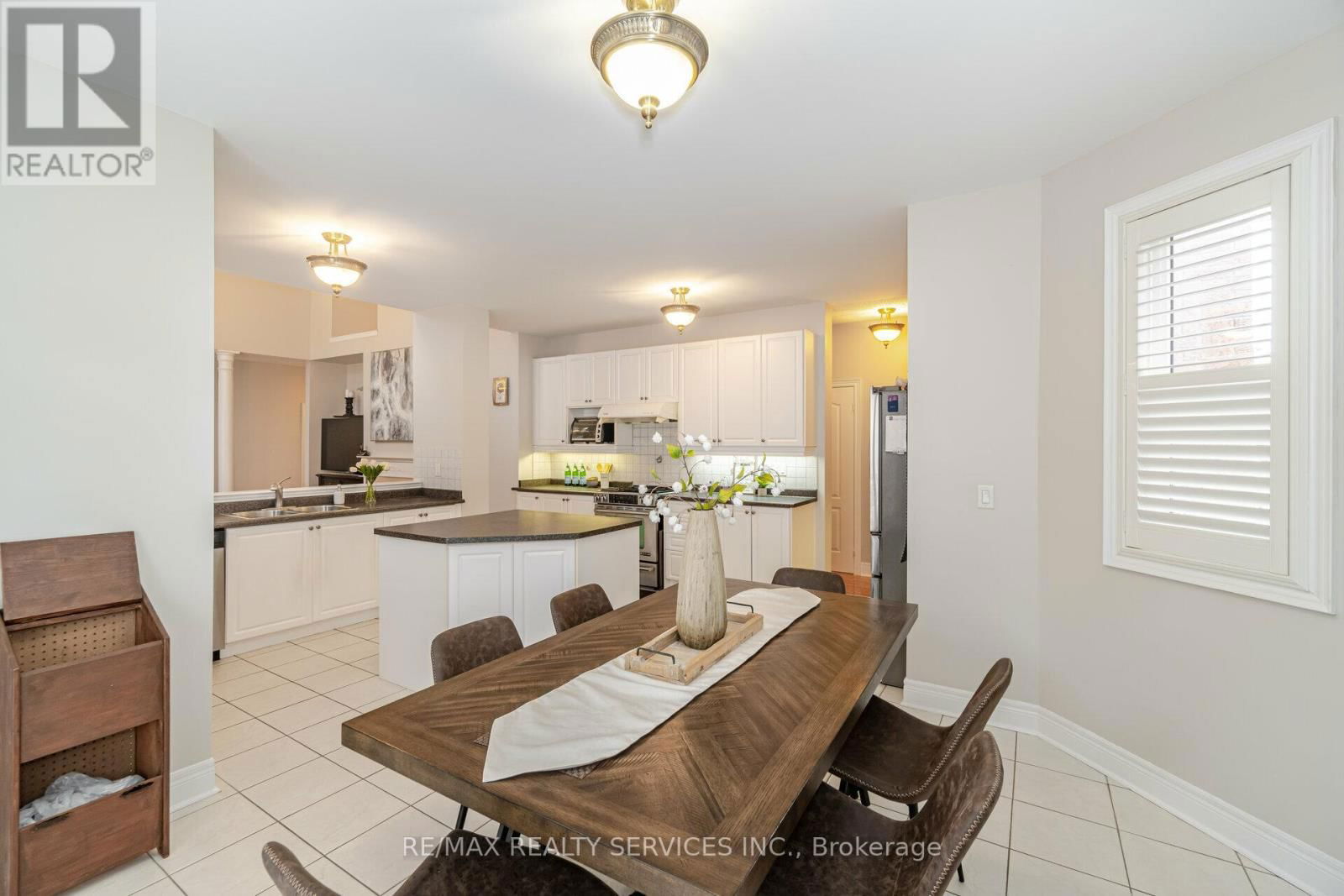 32 RADIAL STREET Image 12