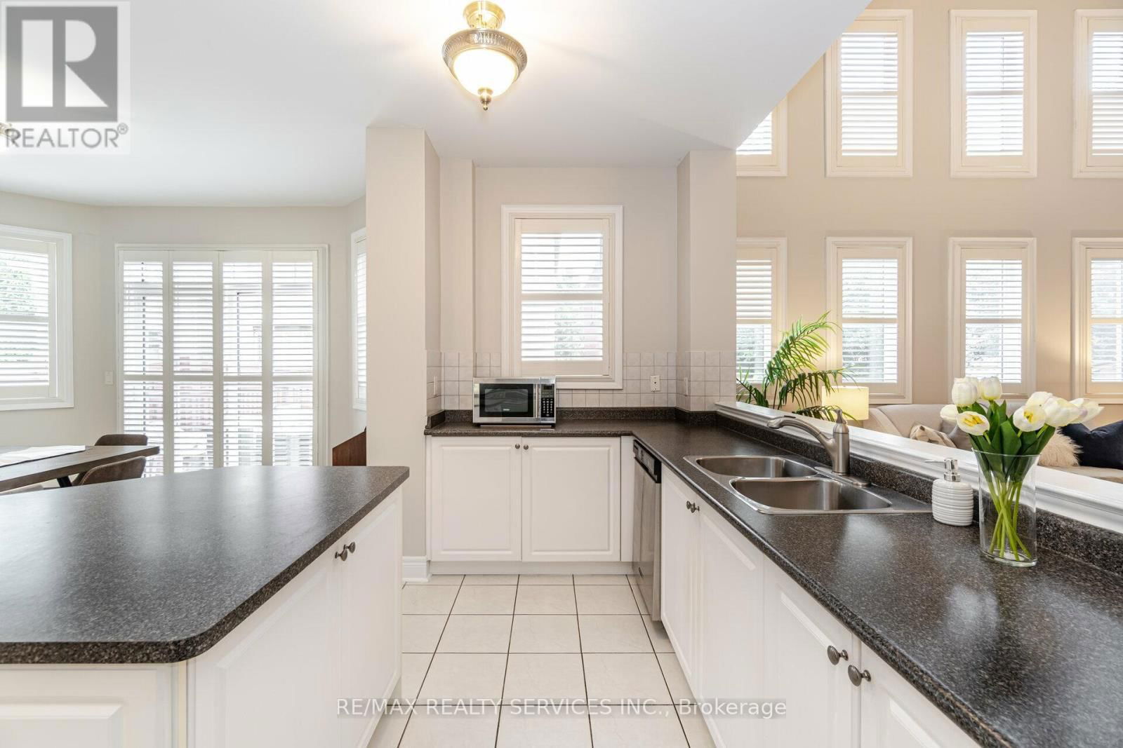 32 RADIAL STREET Image 13