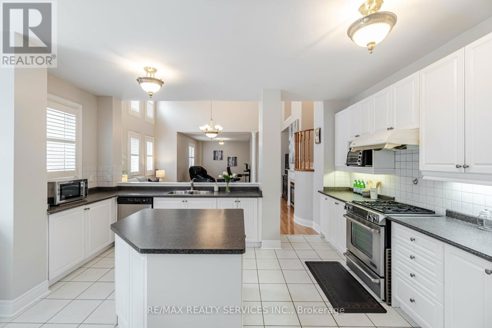 32 RADIAL STREET Image 14