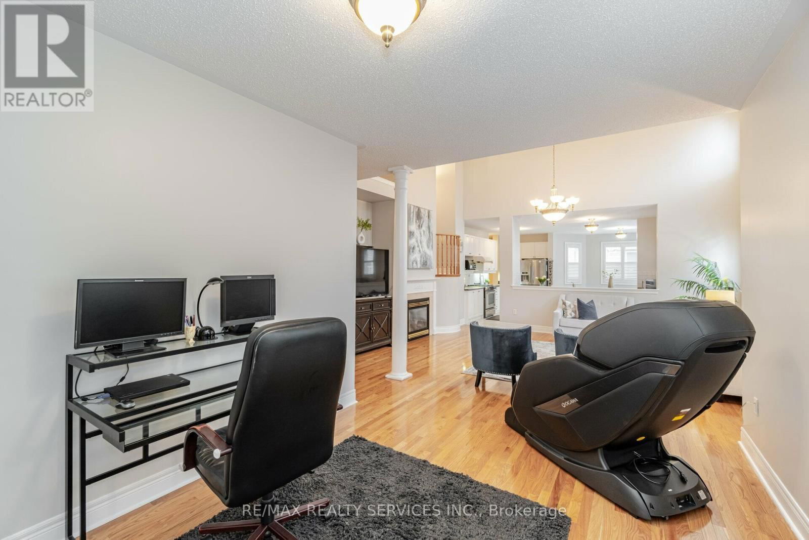 32 RADIAL STREET Image 19