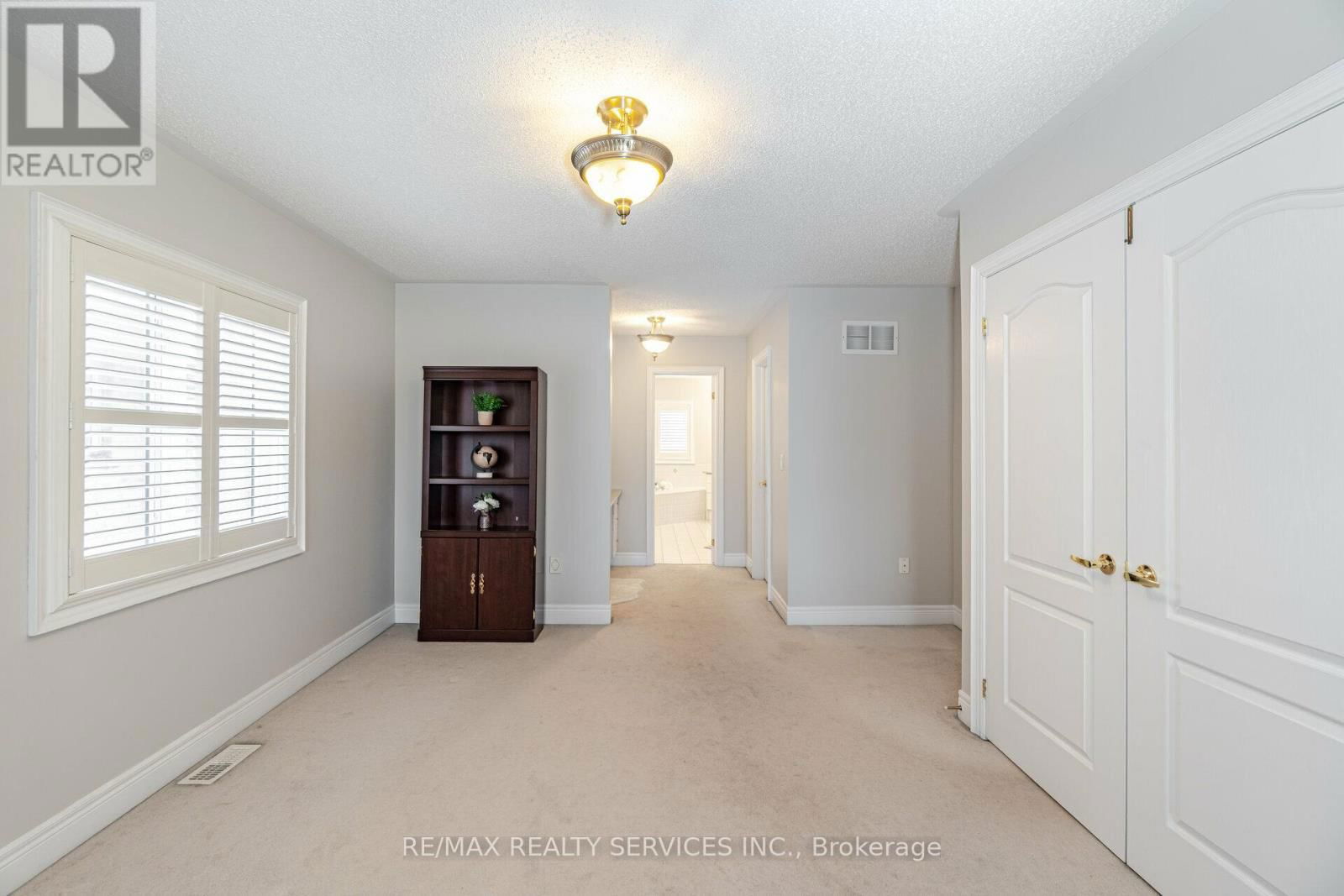 32 RADIAL STREET Image 26