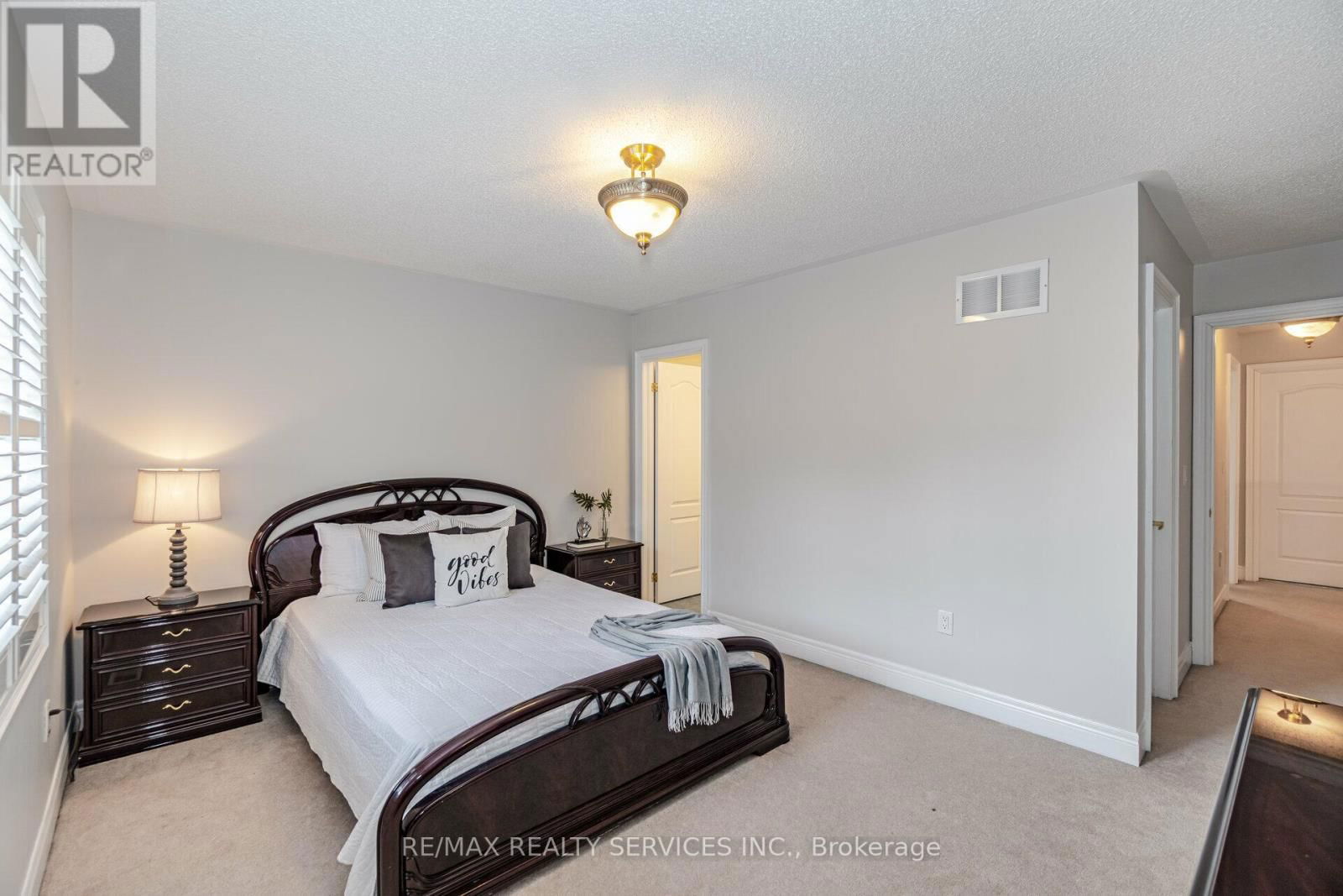 32 RADIAL STREET Image 33