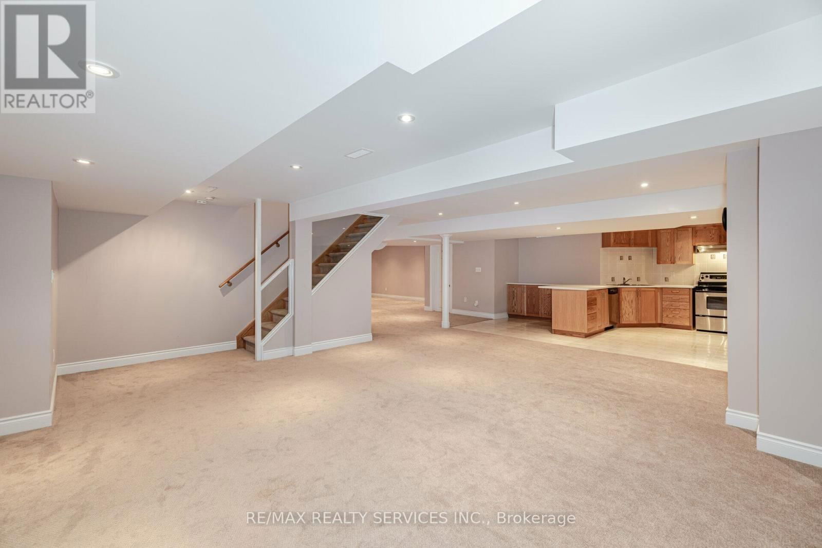 32 RADIAL STREET Image 36