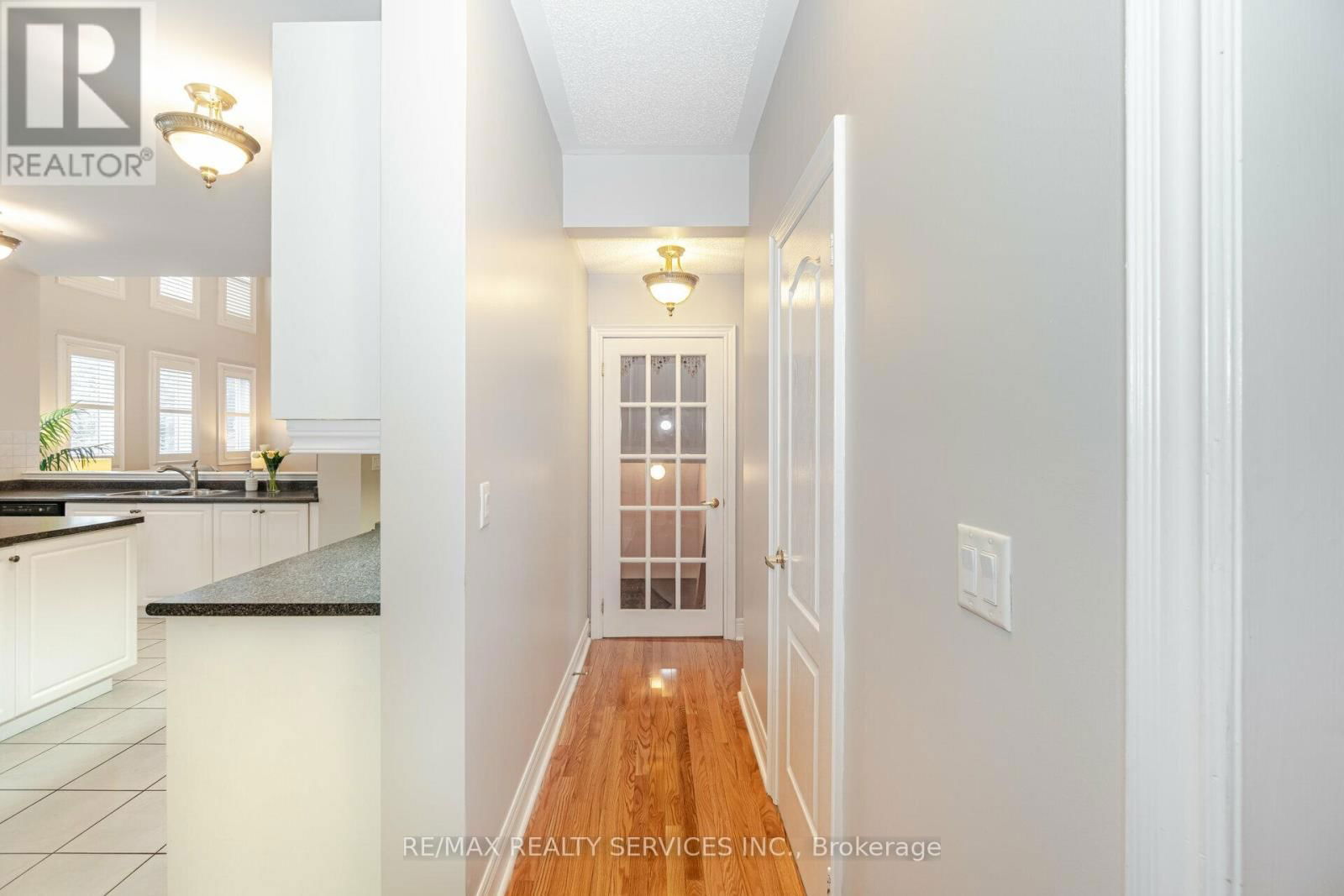 32 RADIAL STREET Image 9