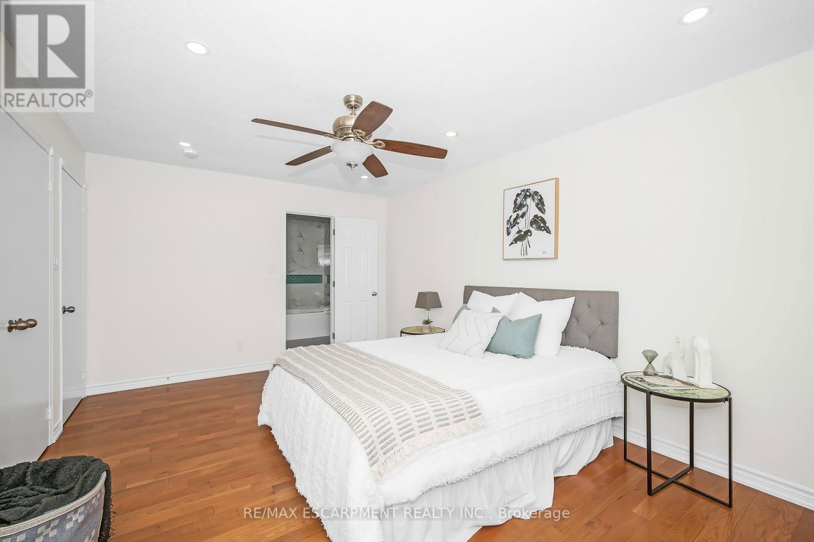 2728 GUILFORD CRESCENT Image 24