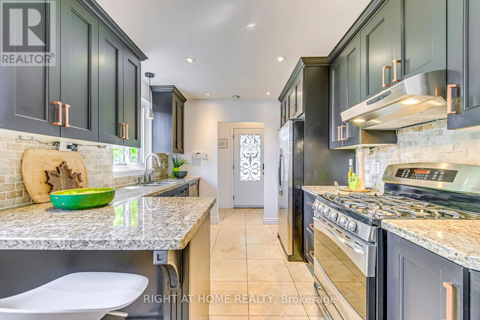 1306 NAPIER CRESCENT Image 10