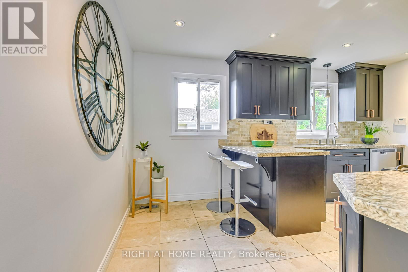 1306 NAPIER CRESCENT Image 11