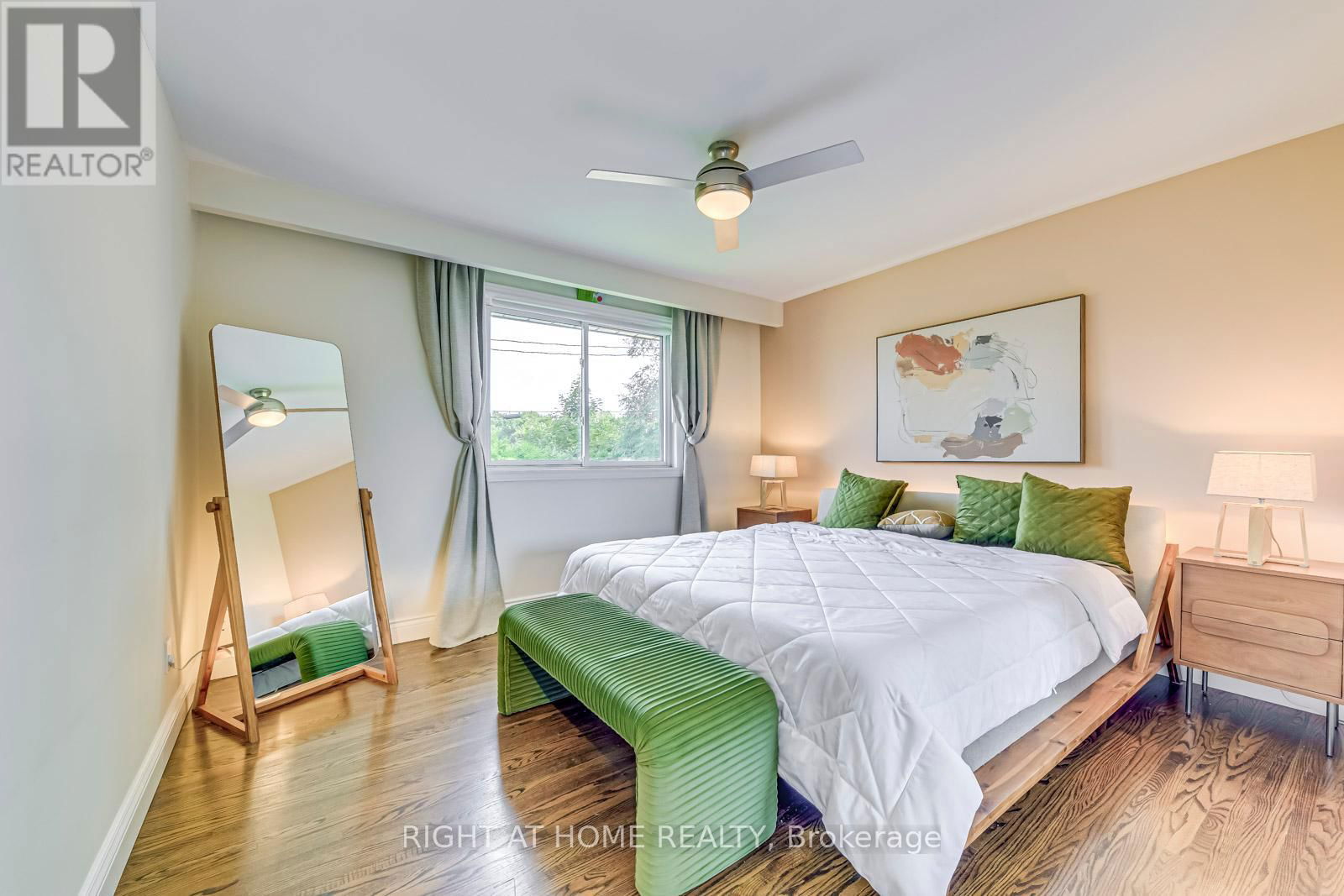 1306 NAPIER CRESCENT Image 17