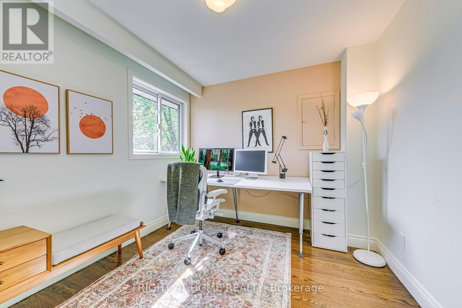 1306 NAPIER CRESCENT Image 22
