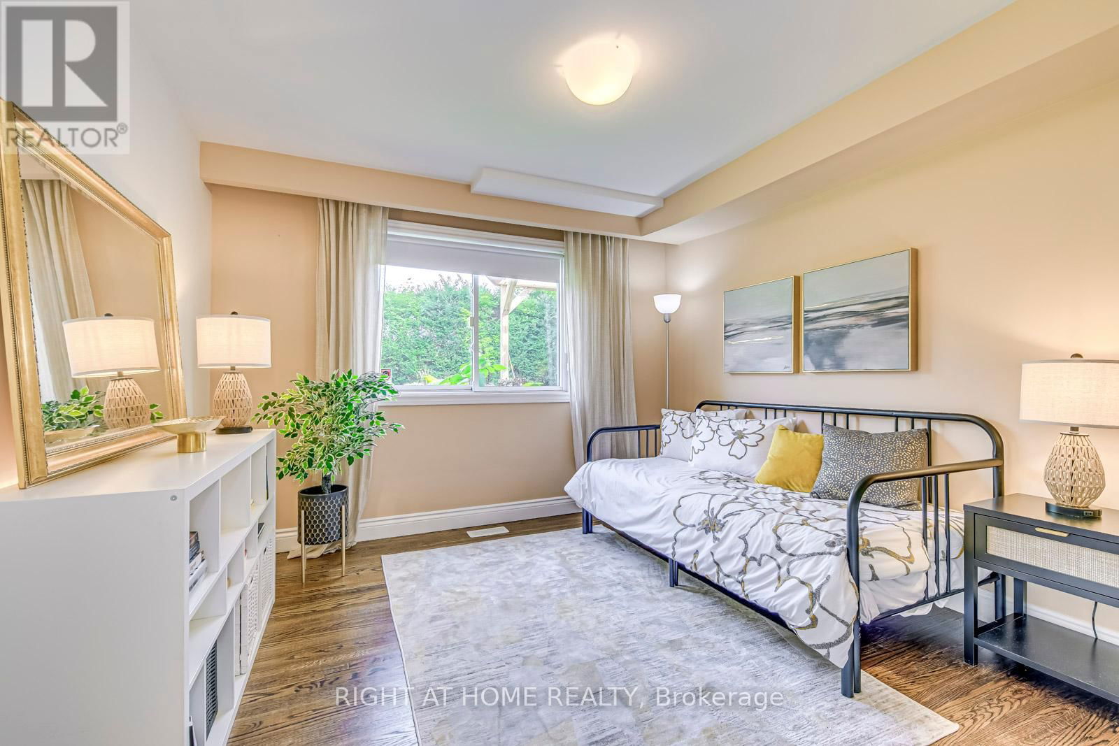 1306 NAPIER CRESCENT Image 25