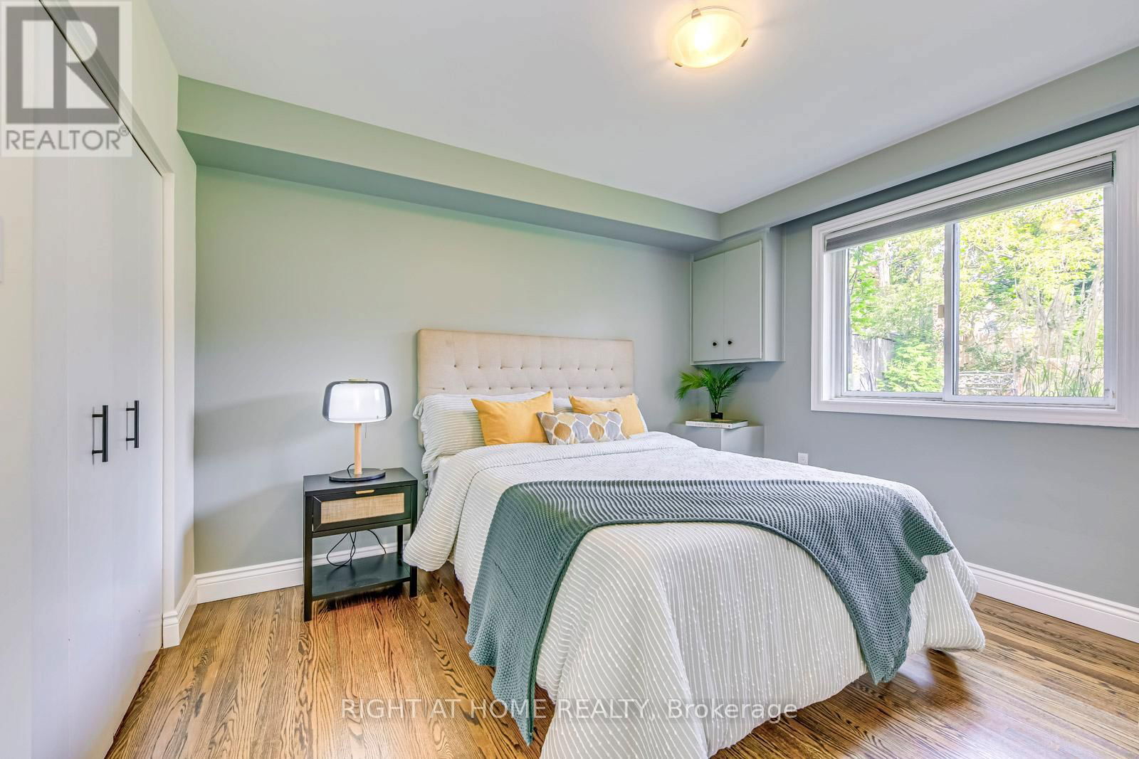 1306 NAPIER CRESCENT Image 28