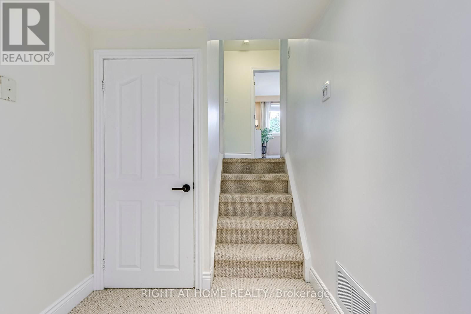 1306 NAPIER CRESCENT Image 30
