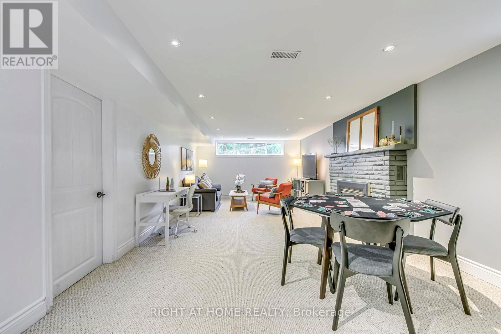 1306 NAPIER CRESCENT Image 32