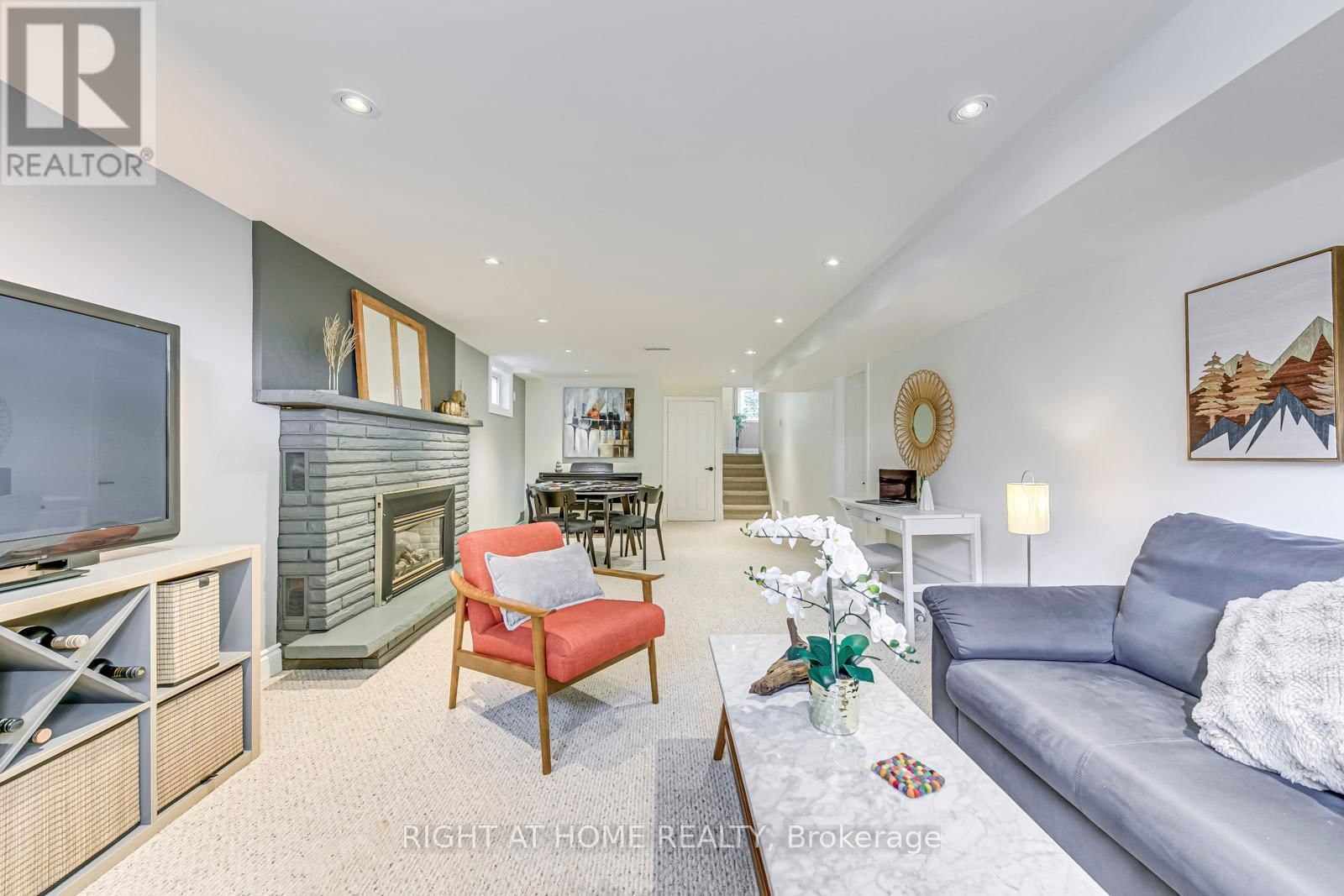 1306 NAPIER CRESCENT Image 35