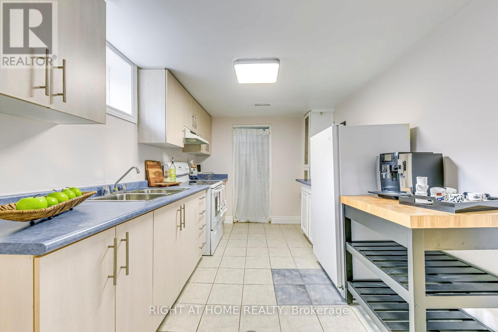 1306 NAPIER CRESCENT Image 36