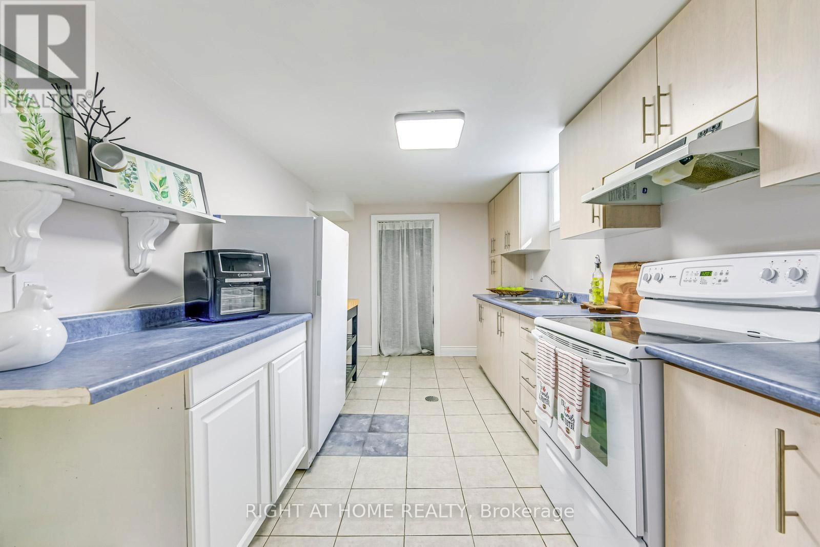 1306 NAPIER CRESCENT Image 37