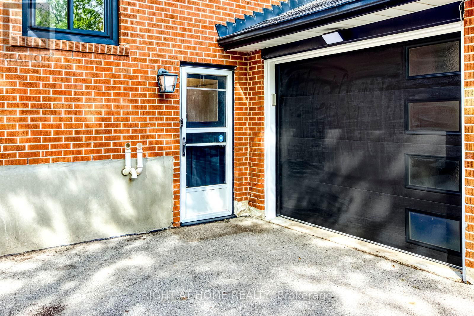 1306 NAPIER CRESCENT Image 39