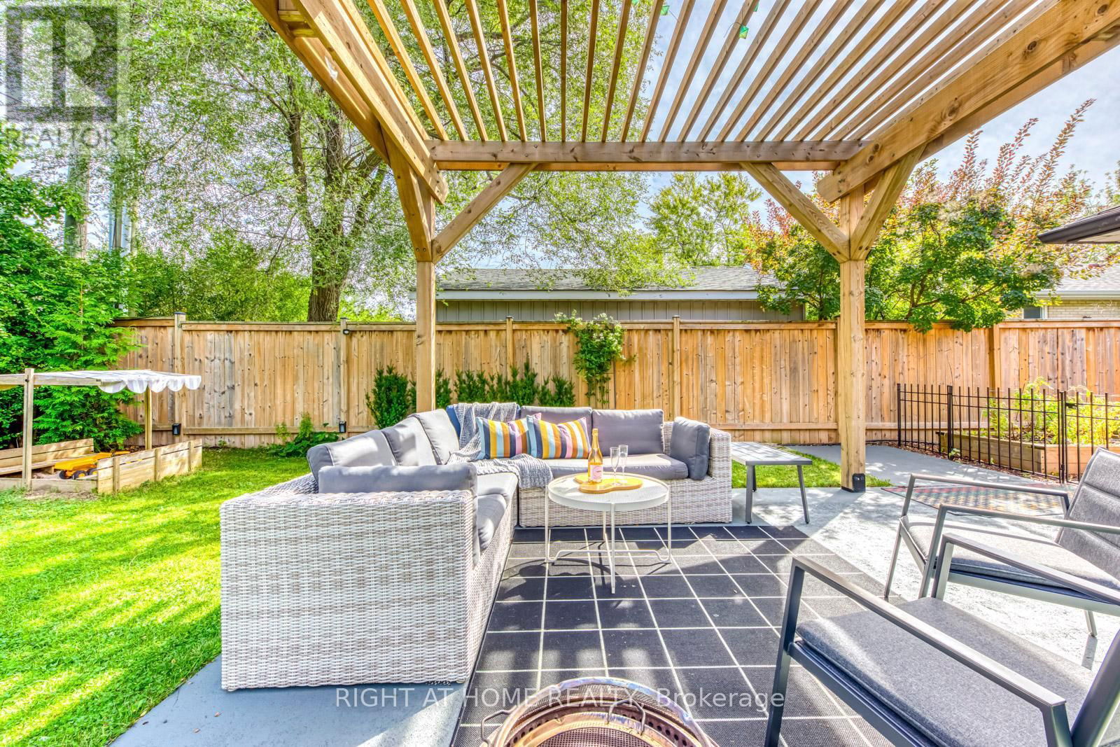 1306 NAPIER CRESCENT Image 42