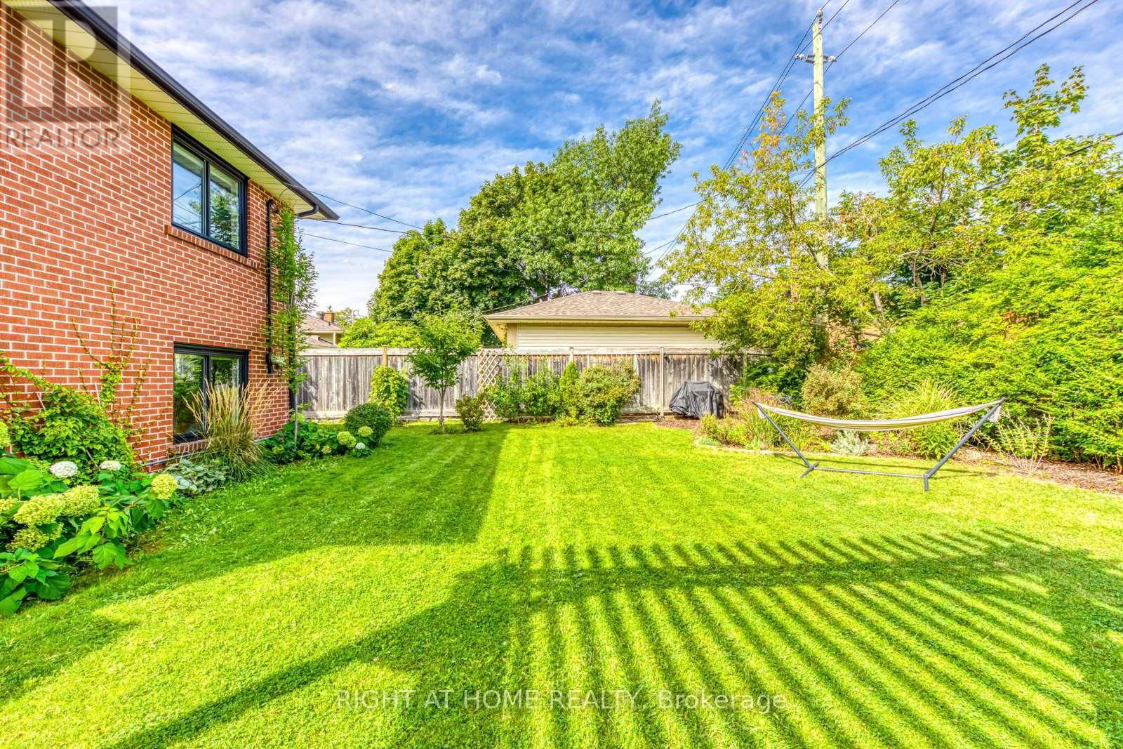 1306 NAPIER CRESCENT Image 43